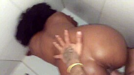 Jeg kneppede den forkerte steddatter Milly Mulata i badeværelset med dildo