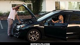 بلوند ميلف تكافئ مصلح السيارة بركوب قوي يصل للنشوة.