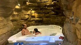 O coroa fodeu com força e ainda deu uns tapa na cara da novinha!