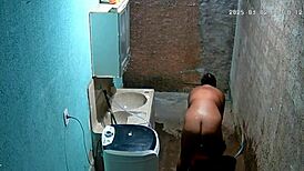 Camera escondida madrasta se depila enquanto seu enteado a vê na câmera