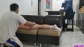 我爱丈夫朋友给我按摩，就在他旁边动手动脚