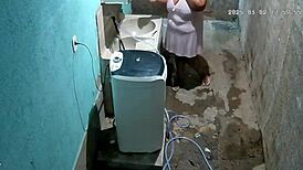 Camera escondida madrasta se depila enquanto seu enteado a vê na câmera