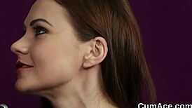 Sıradışı seksi hatun yüzüne kaymak boşalıp bütün spermi yutuyor