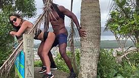 Eksibitionisme: Knepper luderen udendørs bareback, fylder hendes fisse med sæd