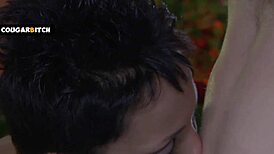 Geil MILF hajol le fiatal srácoknak kemény baszáshoz