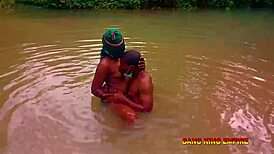 Casi me pillan follando a traviesa streamer hasta carretera rural con polla grande