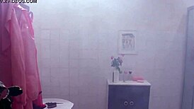 パニック！セクシーシャワー美女の裸おっぱいと毛むくじゃら金髪ボディがお風呂で