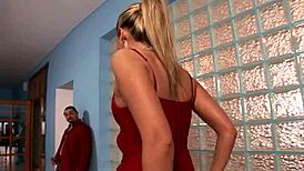 Kaj je vročejšega kot Steve Holmes s tremi tipi, ki jebejo blondinko najstnico 18+ v rit?