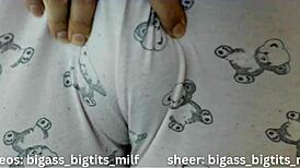 Eu Anseio Tocar Minha Bunda de Milf Oleada em Pijamas