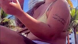 estou na praia com tesao, vou me exibir aqui pra macho, opss