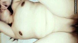 ワイルドなシーンで、日本人の女王が激しいハードコアアクションで支配