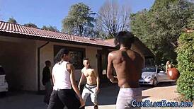 Грудастая шлюха получает групповуху с глубокой интенсивностью