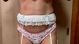 可愛いアジアンバニーガール、アナルプラグとセクシーランジェリーで乳首アクセサリーを楽しむ