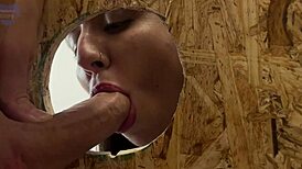 Hore gennem gloryhole får sædskud i mund og fisse