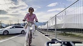 Miss daisy diamond worships her ass on a bike outdoors