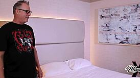 음식 배달원 Tommy Utah가 Maxine 입에 폭발해