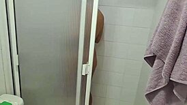 Mi emploeador spío a mi madrastra en el baño y grabó todo