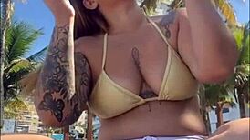 estou na praia com tesao, vou me exibir aqui pra macho, opss