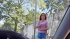 Punheta no carro em publico para gostosa no ponto de �nibus