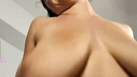 Velike naravne joške rdečelaska pastorka pravi, preskoči jahto za suhim blondincem Kyle Strokerjem