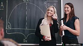 Milf učiteljice uhvate kolegu kako se drka u učionici, šok!
