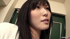 Японска девственица 18+ съблазнява стар съсед за вкус на сперма. Смуче го в нецензуриран JAV.