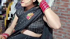 भारतीय भाभी काली साड़ी में शादी के रैंच पर पेशाब करती है, वाह!