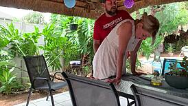 Sexy ex-manželka se ohýbá, abych jí bušil do těsné kundičky.