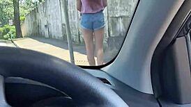 Punheta no carro em publico para gostosa no ponto de �nibus