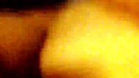 Holka sehnutá, šukají ji zezadu s rukávem na kouli