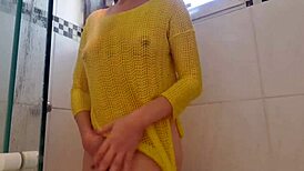 Horna Latina u kupatilu trlja sise i pokazuje dupe, moli za kurac