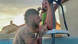 Betaler bassenggutten med pirrende utendørssex