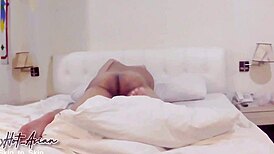 Sexy asijská holka v kimonu tvrdě šukaná interracial milencem v prádle