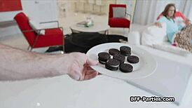 Festa pigiama diventa selvaggia con quartetto scopata hardcore POV