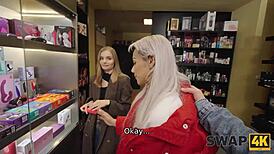 Wow, akarsz partnereket cserélni ezen a perverz maszkos swinger bulin?