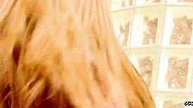 Йо, тази куга съблазнява заварената си дъщеря в банята!