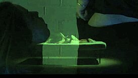 Master opfylder BDSM-fantasi med uskyldig ung i stram bondage