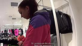 Chicas Mallcuties 18+ Cambian Sexo por Ropa en Lugares Públicos al Aire Libre