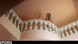 Jeg knuller sensuell brunett MILF i hvitt undertøy med romantisk analsex.