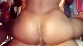 Αδύνατη Υποτακτική Τσούλα με Μικρά Βυζιά Καβαλάει Σκληρά για Άγριο Πρωκτικό Γαμήσι