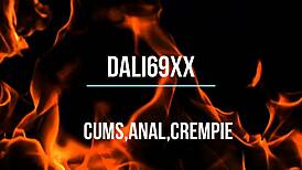 Mi mujer y su mojado coño se masturban juntos.