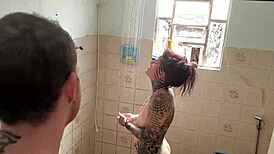 ว้าว! พี่น้องต่างพ่อเย็ดฉันแรงๆ ในฝักบัว!