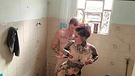 ว้าว! พี่น้องต่างพ่อเย็ดฉันแรงๆ ในฝักบัว!