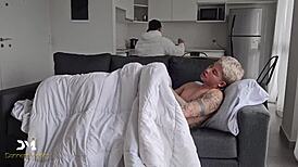 Hermanastros follan a escondidas a su padrastro mientras ven TV - Danner Mendez