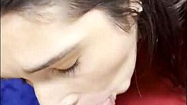 Ładna różowa cipka dostaje masaż tantryczny przed twardym seksem z Arią Sloane, cholera!