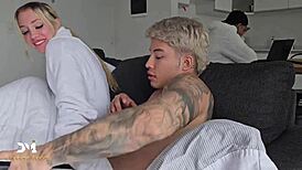 Hermanastros follan a escondidas a su padrastro mientras ven TV - Danner Mendez