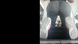 Lanet olsun, o Meksikalı genç 18+'nın spor salonunda taytlı götü eğilmiş!