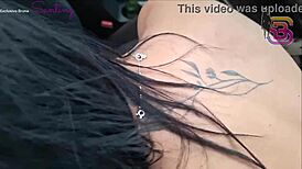 Quase Que Corno Policial Vê Esposa Dando Dentro do Carro Para Pau Gigantesco