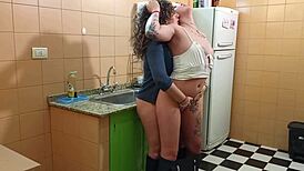 Соседка заходит, и мы всегда кончаем пальцевкой дико!