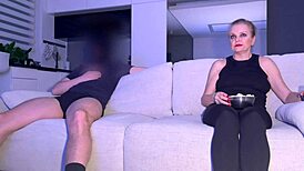 jag förförde min styvson medan vi tittade på tv sent på natten. hans tighta grepp slet sönder mina kläder!